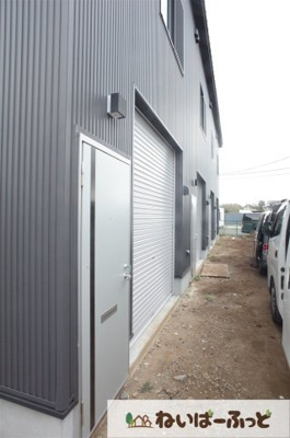 【エントランス】 | 生実町貸事務所 | ガレージ前もゆとりがあって、車の移動も楽々。