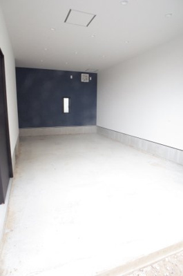 【駐車場】 | 生実町貸事務所 | 1階はシャッター付きのガレージスペース。