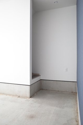 【収納】 | 生実町貸事務所 | 1階ガレージ、階段下に収納スペース。