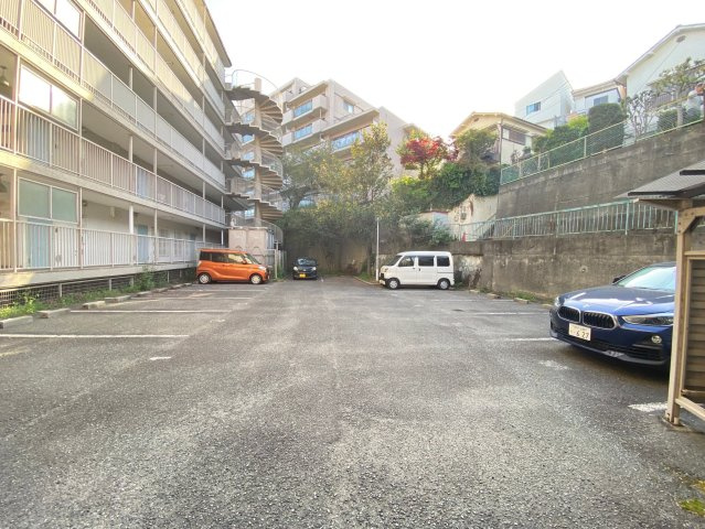 サムティ南多聞台の駐車場|敷地内駐車場☆神戸市垂水区　サムティ南多聞台　賃貸☆