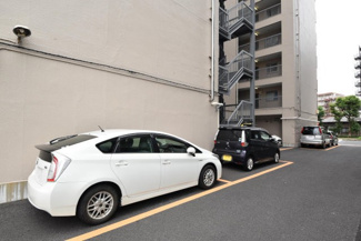 【駐車場】 | マンションの駐車場スペース。空きの有無や駐車料金、サイズ規定などについては、改めてお問い合わせください。～即日のご見学可能～　お問合せはお気軽にどうぞ。