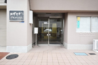 【エントランス】 | お客様を、そして住人を出迎えてくれるマンションのエントランス。ゴミが落ちていないことからも、管理状態の良さや住民の節度の高さが見て取れます。～即日のご見学可能～　お問合せはお気軽にどうぞ。