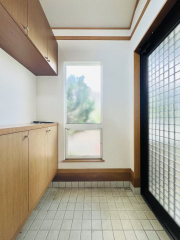 玉村町板井の玄関|家族全員分の靴をまとめて収納♪ ごちゃつきがちな玄関をスッキリ美しく◎