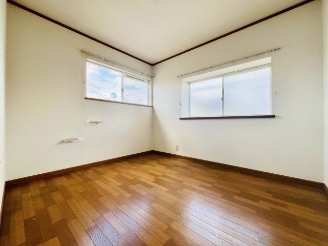 玉村町板井の洋室|２面採光のお部屋で、日当たり風通し良好の洋室♪