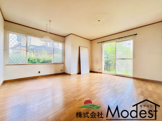 玉村町板井の洋室|大きな窓から日差しが差し込む、明るく開放的なリビング♪