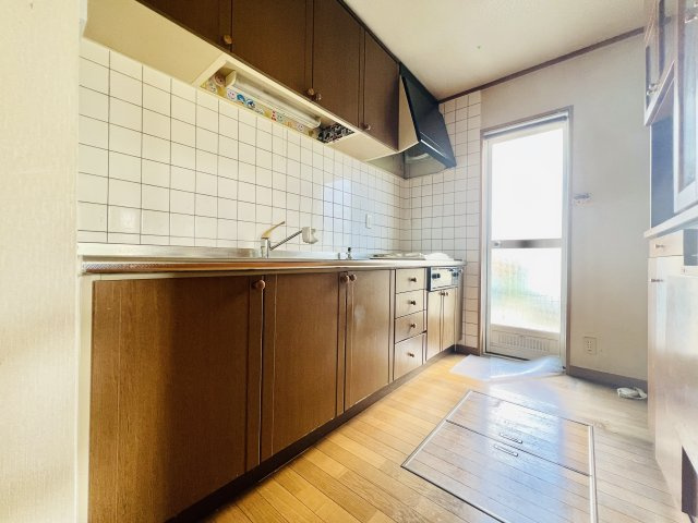 玉村町板井のキッチン|作業スペースも広々としたキッチン