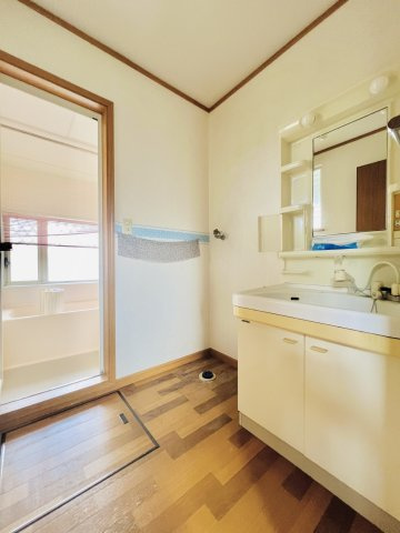 玉村町板井の洗面所|洗濯機を設置してもゆとりのある空間◎