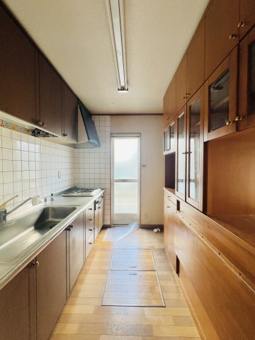 玉村町板井のキッチン|収納力の高いキッチン。鍋やフライパン、食器類などもスッキリたっぷり収納できます！