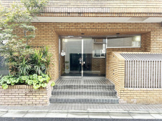 【エントランス】 | お客様を、そして住人を出迎えてくれるマンションのエントランス。ゴミが落ちていないことからも、管理状態の良さや住民の節度の高さが見て取れます。～即日のご見学可能～　お問合せはお気軽にどうぞ。
