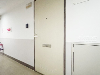 【その他共用部分】 | 皆様をお迎えする、お部屋の玄関ドア。開けやすさや開放角度、ドアノブの操作しやすさや鍵の形状などを、現地で一度ご確認ください。～即日のご見学可能～　お問合せはお気軽にどうぞ。