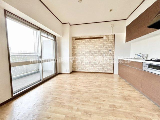 高見フローラルタウンイーストスクエア27の居間・リビング