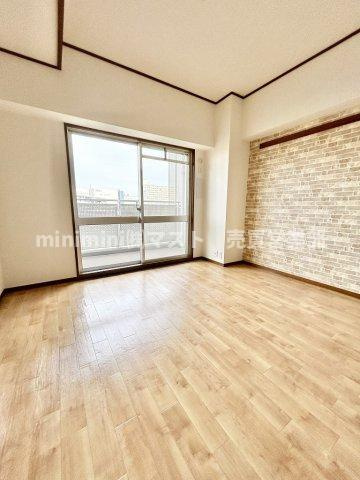 高見フローラルタウンイーストスクエア27の洋室