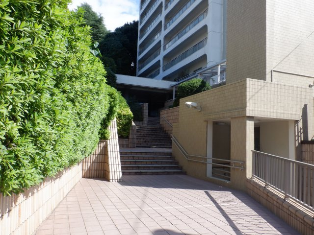 日商岩井音羽マンションのエントランス