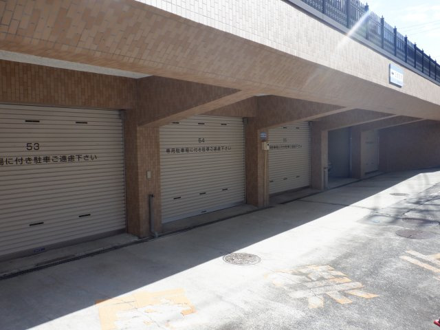 日商岩井音羽マンションの駐車場