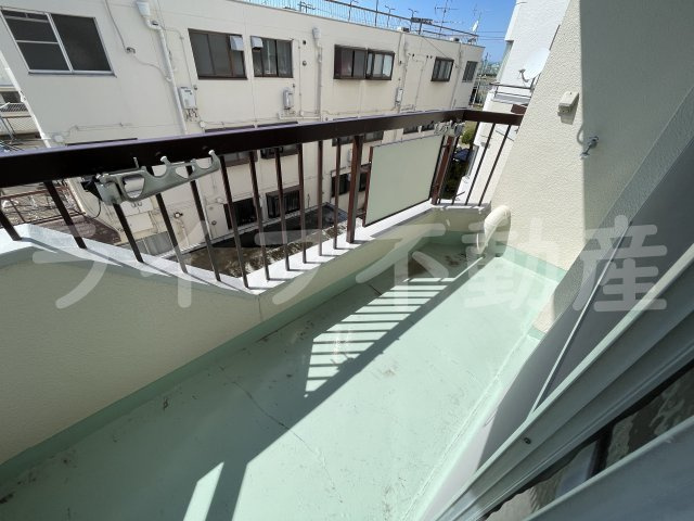 シャトー西村のバルコニー|外からの目が気にならないバルコニーで洗濯物が干せます