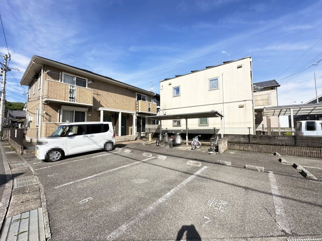 リヴェール A棟の駐車場