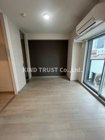 En Nakazakiの洋室|こちらの居間で趣味の時間をお楽しみください