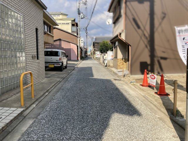 西新屋敷上之町　建築条件無売土地の前面道路含む現地写真|前面道路は雰囲気のある石畳♪