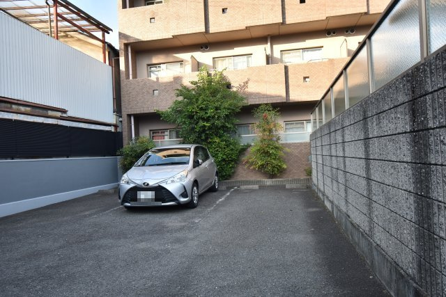 リーベン桂の駐車場