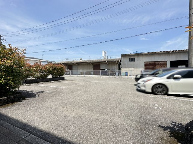 ヴィレッジ札場 A棟の駐車場