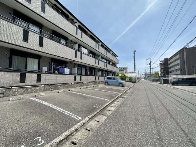 ヴィレッジ札場 A棟の駐車場