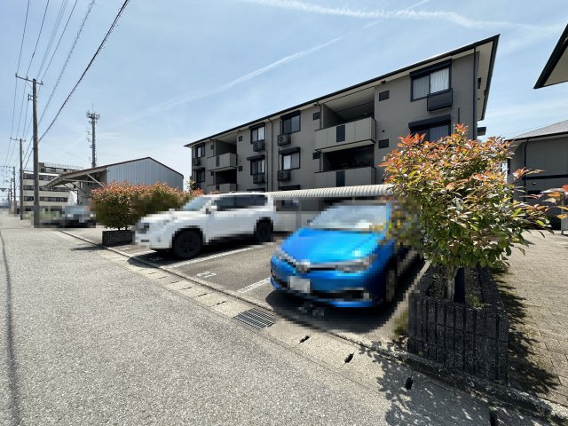 ヴィレッジ札場 A棟の駐車場
