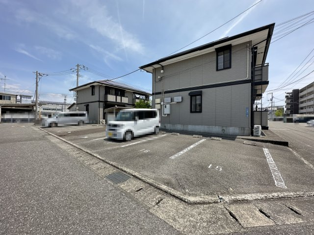 ヴィレッジ札場 C棟の駐車場