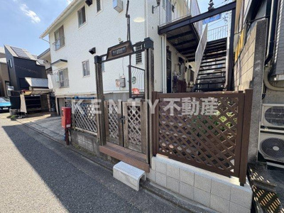 【エントランス】 | ブルーベリーヒル | 落ち着いたエントランスです