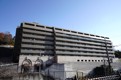 【外観】 | 【上質リノベ】古江パークホームズ | 【耐震性】
耐震性の高さを判断するポイントは、
建築確認申請日が1981年6月1日以降の
新耐震基準に適合しているかどうか。
震度６程度の大地震でも
建物が崩壊しないレベルが基準になりました。