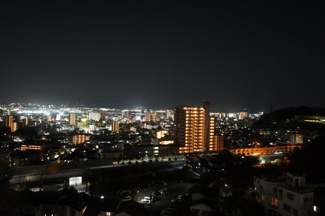 【展望】 | 【Night View】
物件からの夜の景色は、隠れ夜景スポットのよう。
お仕事から疲れて帰ってきて、この夜景を楽しめるのも
この立地ならでは。
もう少し早い時間のサンセット夜景もキレイかも。