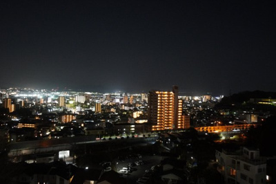 【展望】 | 【上質リノベ】古江パークホームズ | 【Night View】
物件からの夜の景色は、隠れ夜景スポットのよう。
お仕事から疲れて帰ってきて、この夜景を楽しめるのも
この立地ならでは。
もう少し早い時間のサンセット夜景もキレイかも。