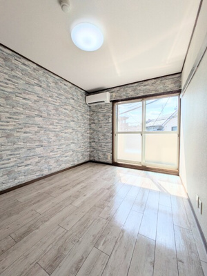 石タイル調のアクセントクロスがカッコいいお部屋です★