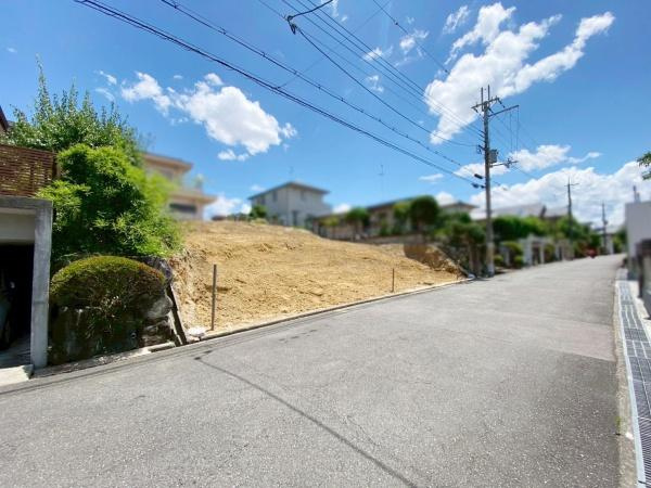 【前面道路含む現地写真】 | 毎日のお散歩も快適な緑に恵まれたエリアで、自然に包まれた穏やかな暮らしを実現するための、ゆとりある住環境が整っています。緑の潤いを感じながらホッと生活できそう。
