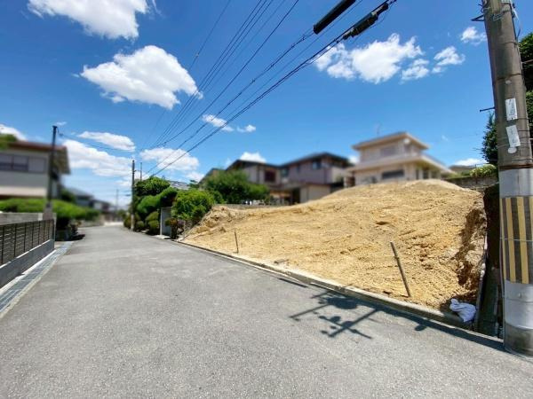 【前面道路含む現地写真】 | 建築条件無しつき自由設計につき、外壁、内装、間取り、お客様の思い通りのお家に建築可能です♪


