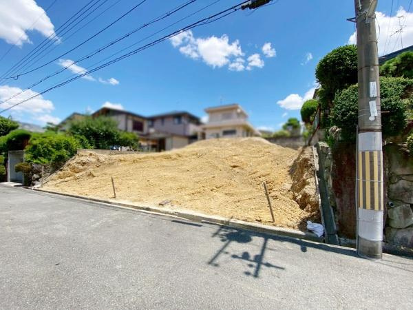 【前面道路含む現地写真】 | 土地有効面積は約97.58坪で、ゆとりのある広さですね♪