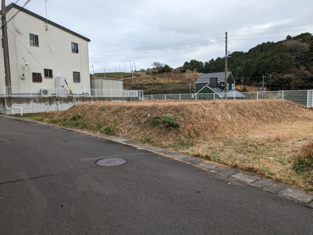 売土地　菊川市川上の前面道路含む現地写真