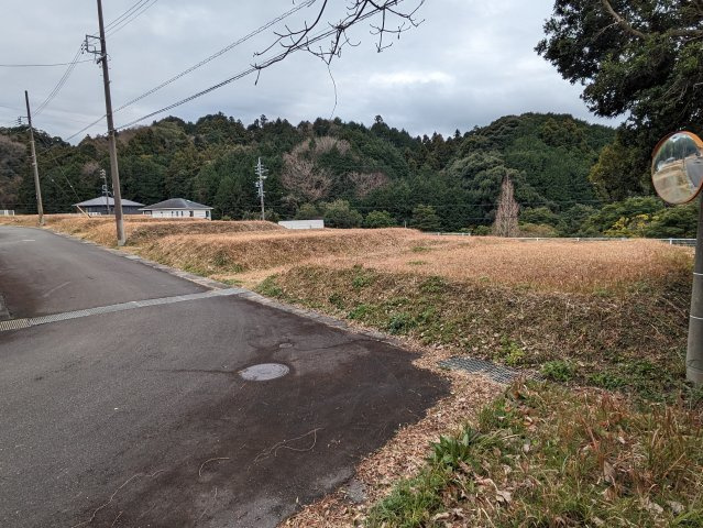 売土地　菊川市川上の前面道路含む現地写真