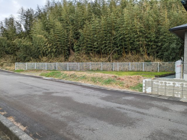 売土地　菊川市三沢の前面道路含む現地写真