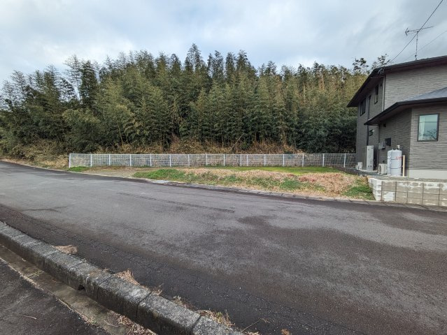 売土地　菊川市三沢の前面道路含む現地写真