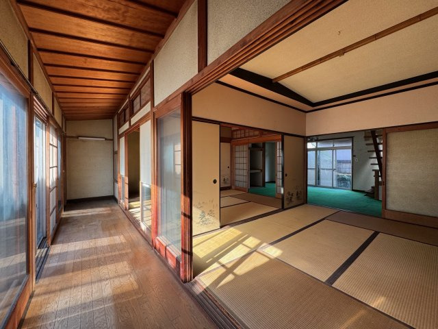 【和室】 | 香芝市狐井　中古戸建 | 廊下から光が差し電気をつけなくても明るいです(^^)/