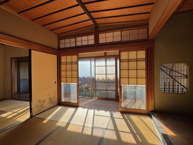 【和室】 | 香芝市狐井　中古戸建 | 廊下から光が差し電気をつけなくても明るいです(^^)/