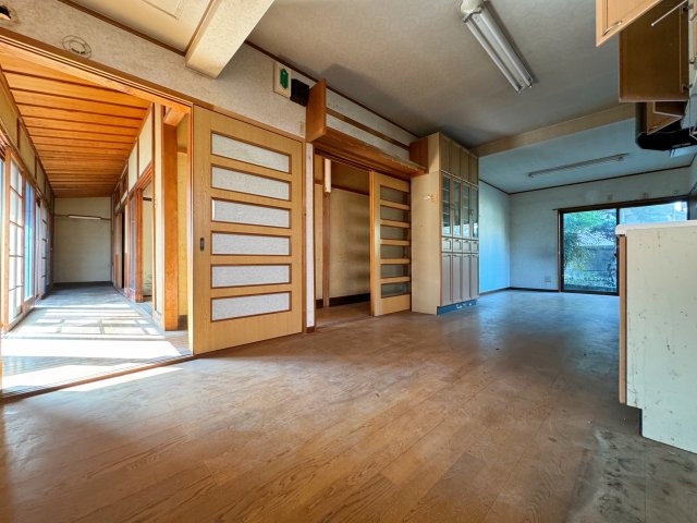 【居間・リビング】 | 香芝市狐井　中古戸建 | 広々リビング♪