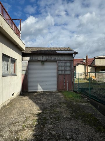 【外観】 | 香芝市狐井　中古戸建 | ◆別途倉庫があり駐車スペースあり♪