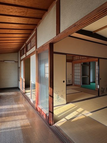 【内装】 | 香芝市狐井　中古戸建 | 廊下から光が差し電気をつけなくても明るいです(^^)/