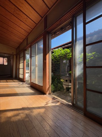 【内装】 | 香芝市狐井　中古戸建 | 廊下から光が差し電気をつけなくても明るいです(^^)/