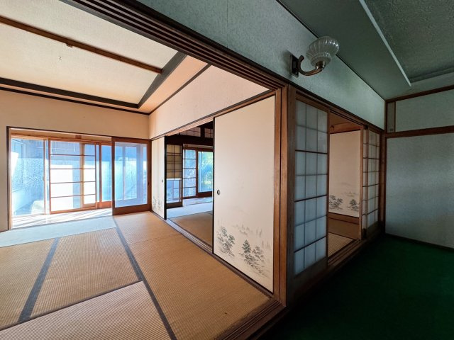 【和室】 | 香芝市狐井　中古戸建 | 廊下から光が差し電気をつけなくても明るいです(^^)/