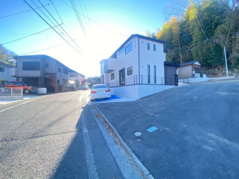 祝：成約済み　八王子市　大船町　新築戸建て　4期の前面道路含む現地写真|前面道路は幅員６ｍ以上。駐車もスムーズにできそうです。仲介手数料無料☆八王子ひなた不動産～八王子市大船町　新築戸建て