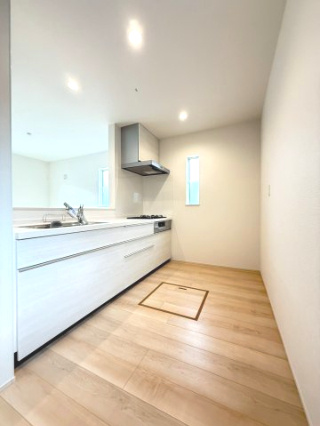 富士市天間 第１　新築戸建　全4棟　2号棟のキッチン|収納豊富なシステムキッチン。限られたスペースを有効活用できる床下収納もございます。