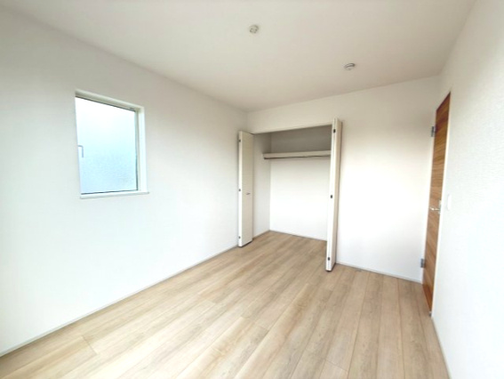 富士市天間 第１　新築戸建　全4棟　2号棟の洋室|全ての居室にクローゼットがあるため、居室内がスッキリ片付きます。