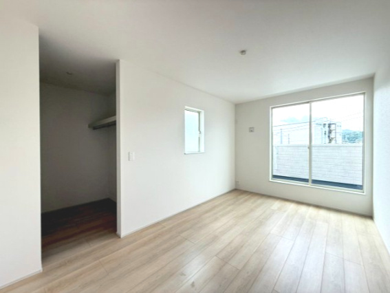 富士市天間 第１　新築戸建　全4棟　2号棟の洋室|WIC付きの居室。家族の衣類などしっかり収納できます。